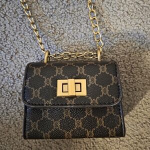 Elegant Black and Gold Chain Shoulder Bag